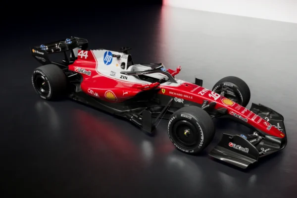 Descubre el Ferrari SF-26, el revolucionario monoplaza híbrido de la Scuderia Ferrari HP. Conoce sus especificaciones técnicas y las primeras reacciones de Hamilton y Leclerc en Fiorano.
