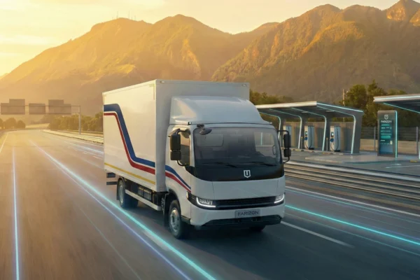 Guía sobre la estandarización de carga eléctrica en Colombia: impacto en la producción, nuevas estaciones de carga e interoperabilidad para empresas.