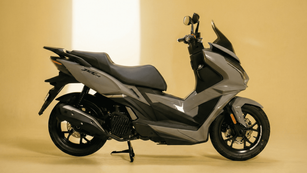AKT JET EVO 150: La nueva era de movilidad scooter en Colombia 2 AKT Motos presenta la AKT JET EVO 150: la scooter que redefine la movilidad urbana con máxima seguridad, inyección electrónica y diseño premium.