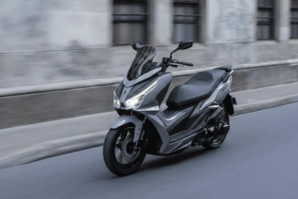 AKT Motos presenta la AKT JET EVO 150: la scooter que redefine la movilidad urbana con máxima seguridad, inyección electrónica y diseño premium.