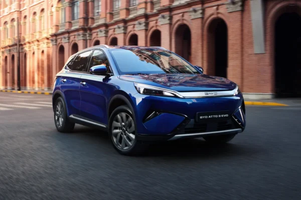 Descubre el nuevo BYD Atto 3 Evo, el SUV eléctrico con 510 km de autonomía, tracción total y carga rápida de 220 kW. Conoce su potencia y tecnología