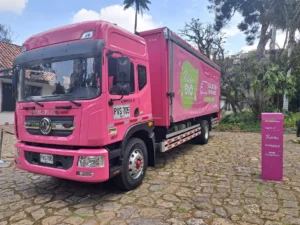 Descubre el nuevo camión de reparto a gas natural de DFAC Dongfeng en Colombia. Una solución de logística sostenible con ingeniería de vanguardia para Postobón.