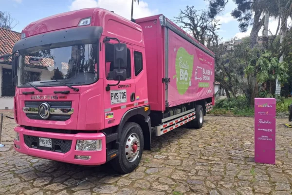 Descubre el nuevo camión de reparto a gas natural de DFAC Dongfeng en Colombia. Una solución de logística sostenible con ingeniería de vanguardia para Postobón.