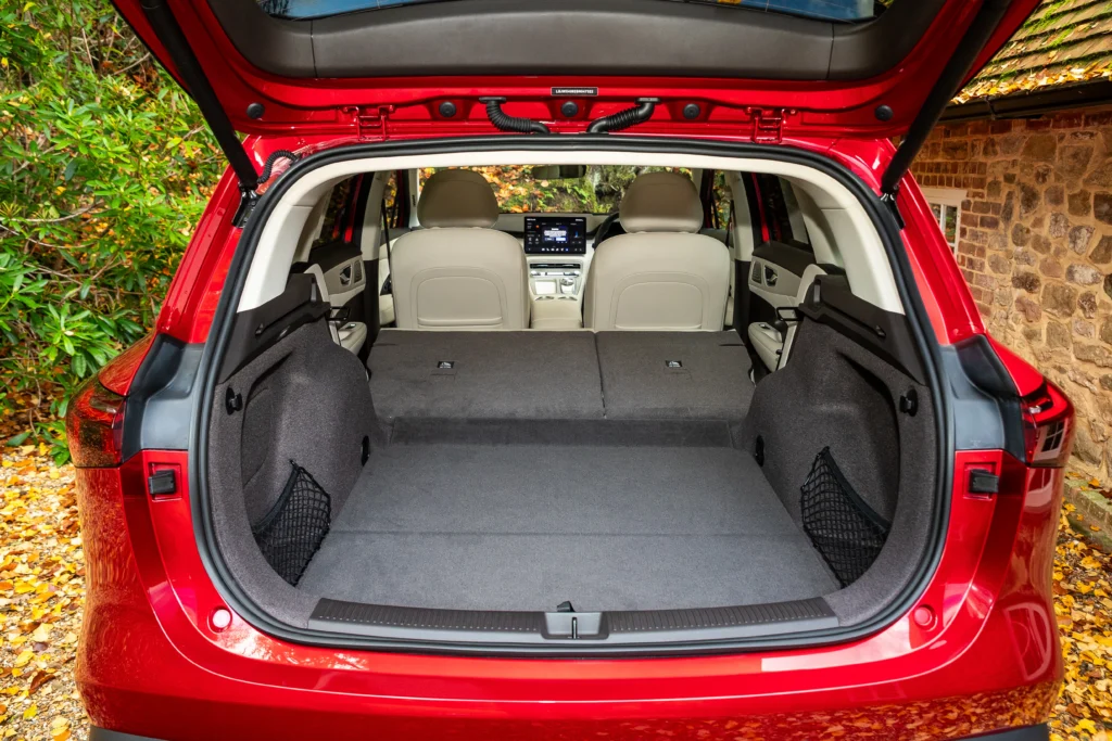 Conoce el nuevo MGS6 EV, un SUV 100% eléctrico con 530 km de autonomía homologada y tecnología MG Pilot. Descubre sus versiones 4x2 y AWD diseñadas para la familia.
