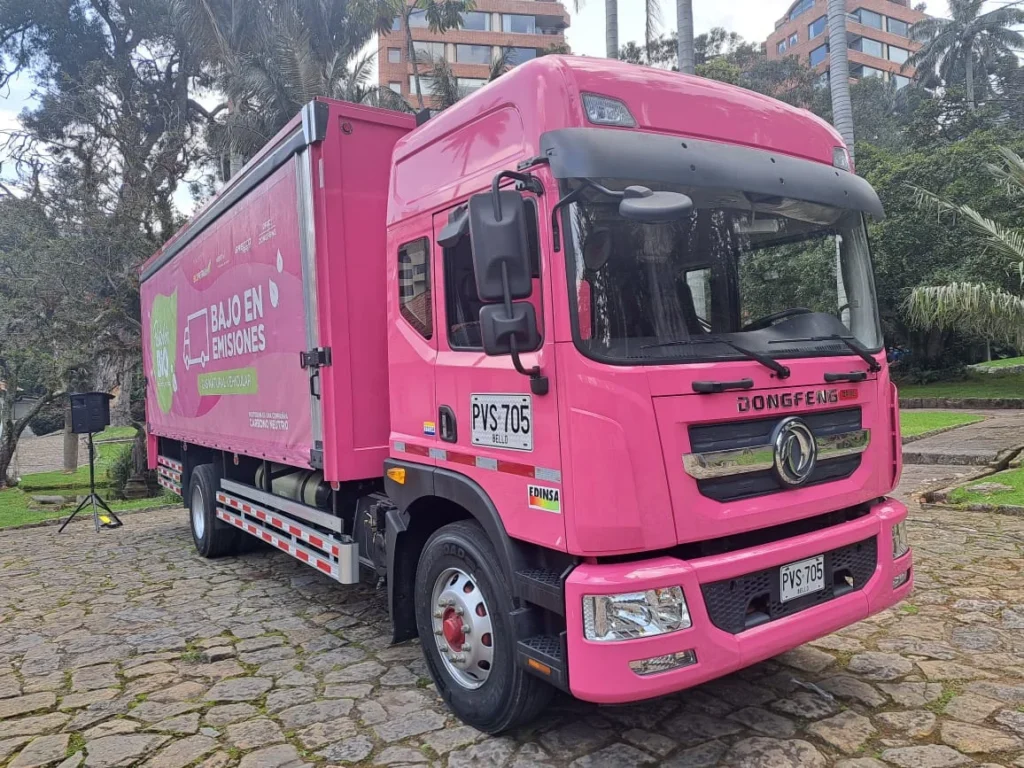 Descubre el nuevo camión de reparto a gas natural de DFAC Dongfeng en Colombia. Una solución de logística sostenible con ingeniería de vanguardia para Postobón.
