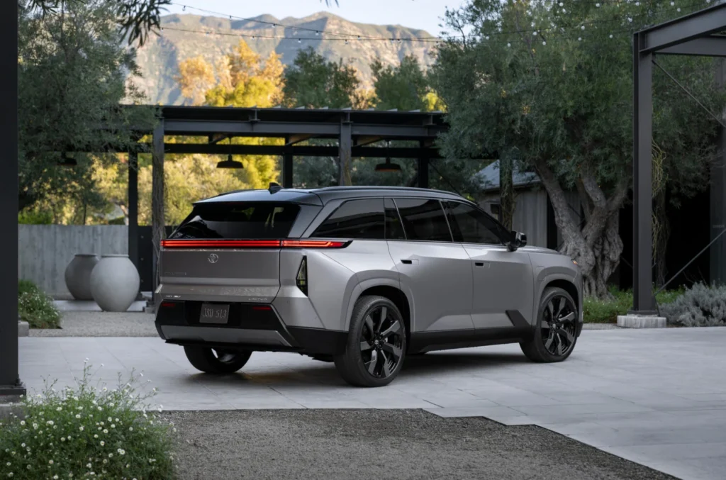 Toyota Highlander 2027: El SUV eléctrico de 515 km de rango 2 Descubre la nueva Toyota Highlander 2027, el SUV eléctrico con 515 km de autonomía, siete plazas y la tecnología de seguridad Toyota Safety Sense 3.1.