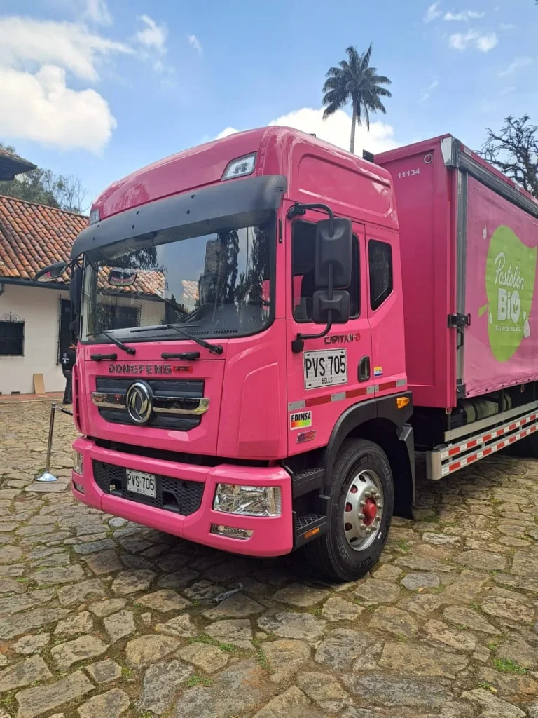 Descubre el nuevo camión de reparto a gas natural de DFAC Dongfeng en Colombia. Una solución de logística sostenible con ingeniería de vanguardia para Postobón.
