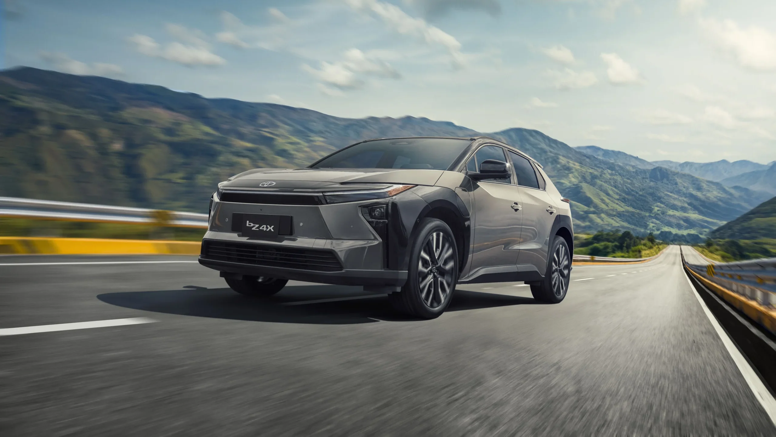 Descubre la nueva Toyota bZ4X en Colombia, un SUV 100% eléctrico con 338 hp, tracción AWD y tecnología Beyond Zero para una movilidad sostenible y potente