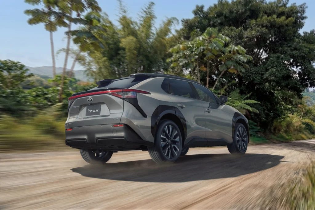 Descubre la nueva Toyota bZ4X en Colombia, un SUV 100% eléctrico con 338 hp, tracción AWD y tecnología Beyond Zero para una movilidad sostenible y potente