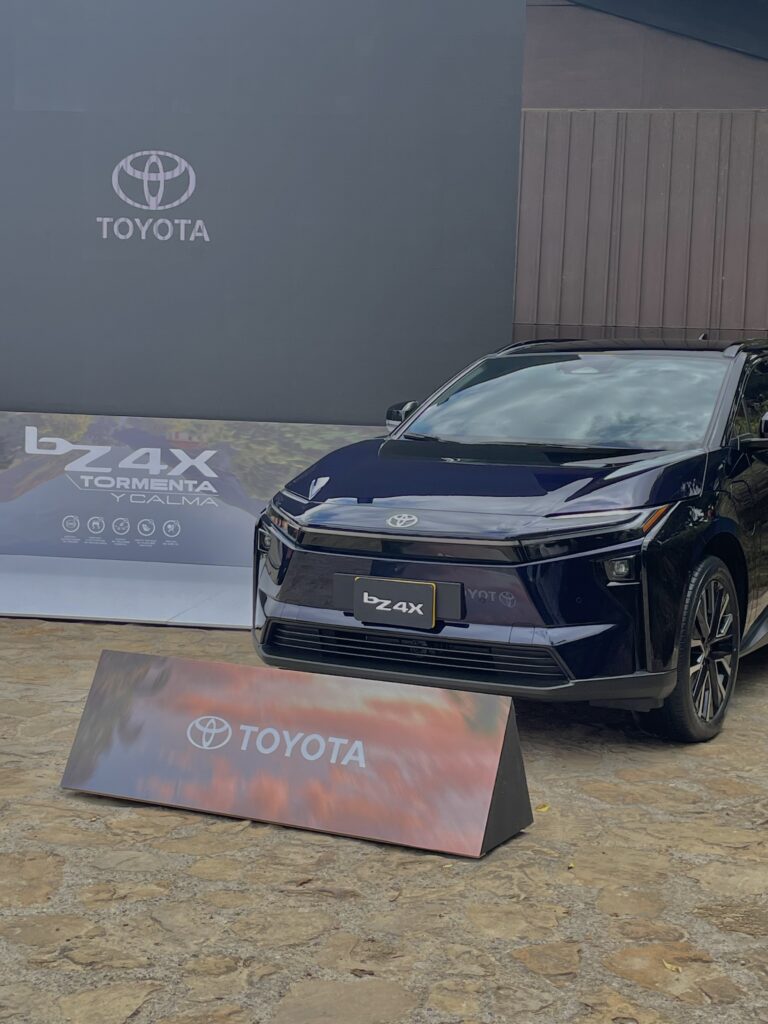 Descubre la nueva Toyota bZ4X en Colombia, un SUV 100% eléctrico con 338 hp, tracción AWD y tecnología Beyond Zero para una movilidad sostenible y potente