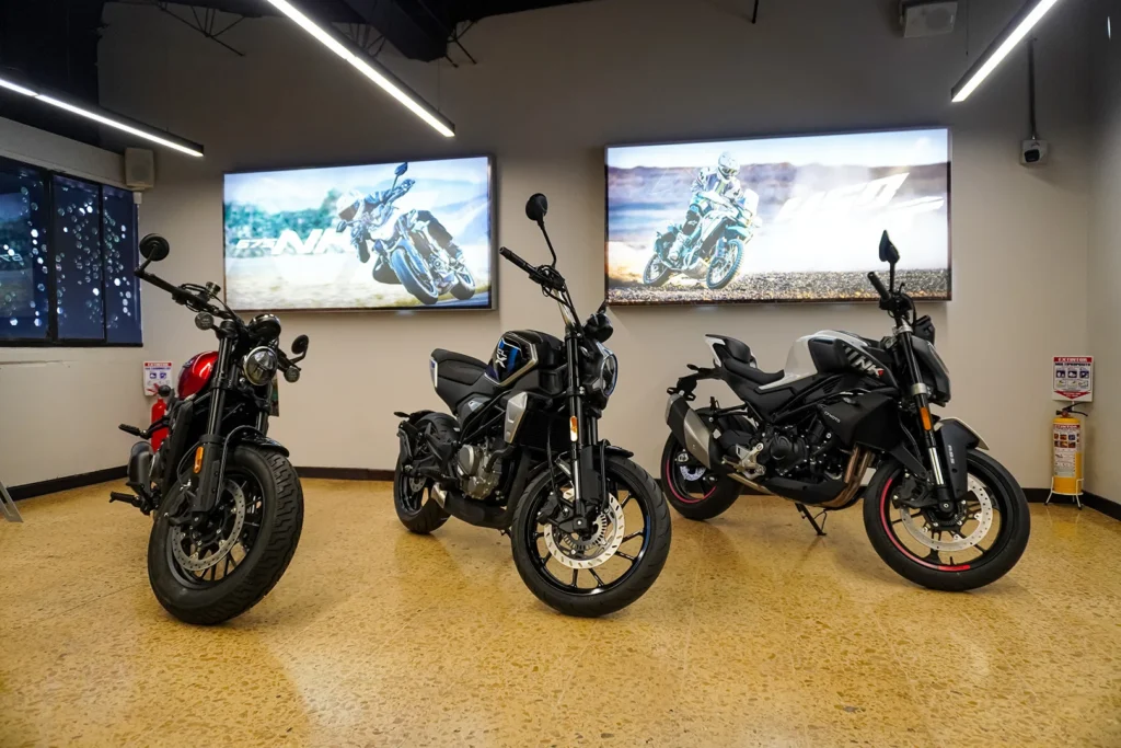 CFMOTO en Medellín: La nueva era de la movilidad premium en el Valle de Aburrá 2 Descubre la nueva vitrina de CFMOTO en Medellín ubicada en MOTOMALL Envigado, ofreciendo movilidad premium y tecnología de vanguardia.