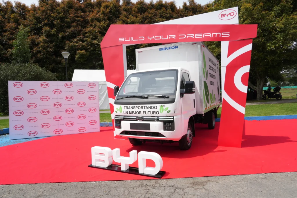 Descubre el nuevo BYD T35 en Colombia, el camión eléctrico de 140 millones que reduce hasta un 80% los costos operativos y evita el Pico y Placa.
