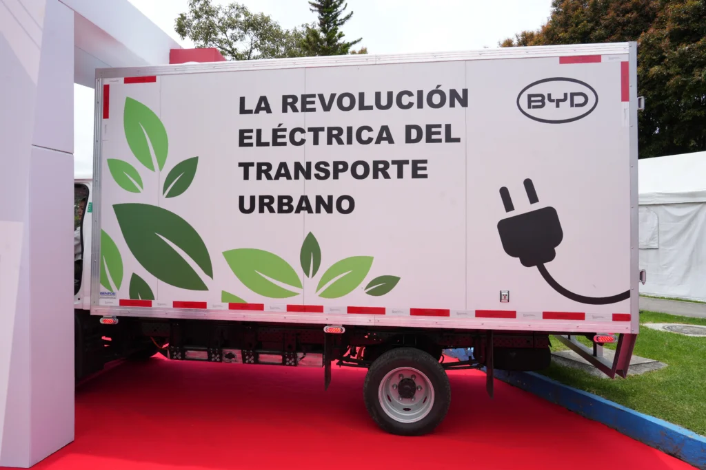 Descubre el nuevo BYD T35 en Colombia, el camión eléctrico de 140 millones que reduce hasta un 80% los costos operativos y evita el Pico y Placa.
