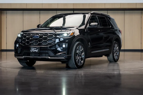 La Ford Explorer Papa León XIV es el nuevo papamóvil híbrido que conecta las raíces de Chicago con el Vaticano en un hito de personalización y tecnología.