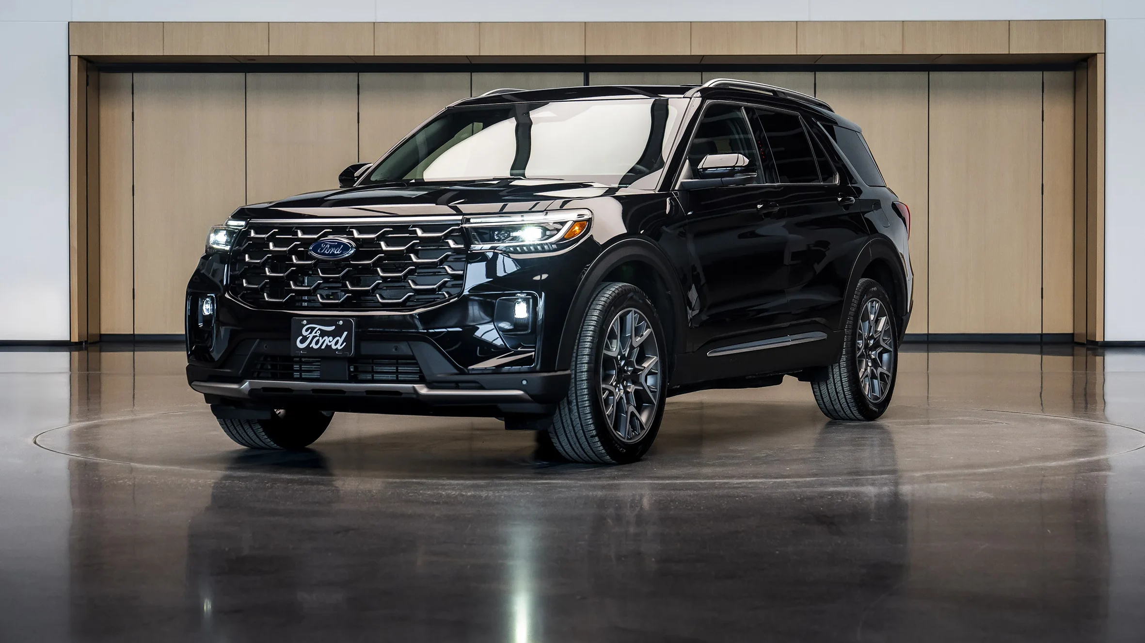 La Ford Explorer Papa León XIV es el nuevo papamóvil híbrido que conecta las raíces de Chicago con el Vaticano en un hito de personalización y tecnología.