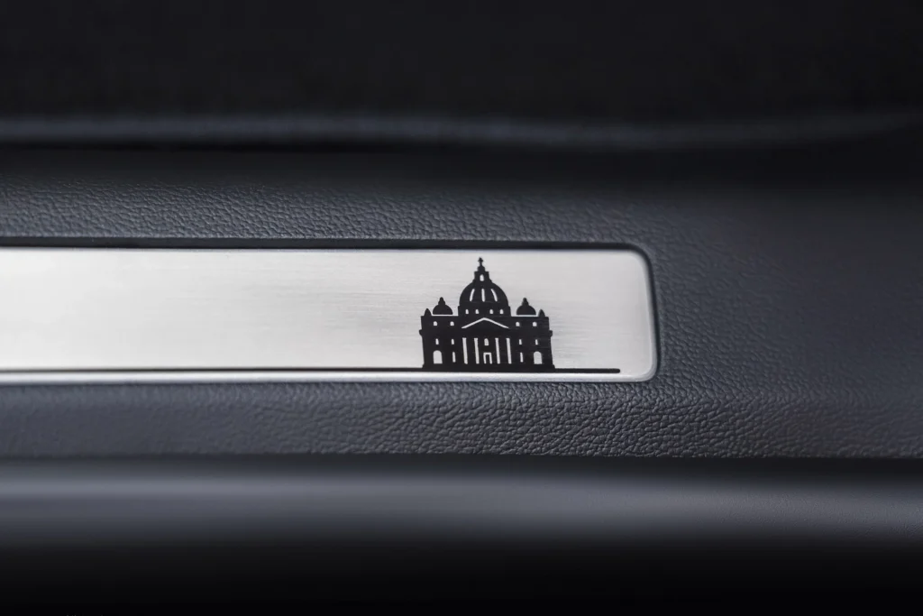 La Ford Explorer Papa León XIV es el nuevo papamóvil híbrido que conecta las raíces de Chicago con el Vaticano en un hito de personalización y tecnología.