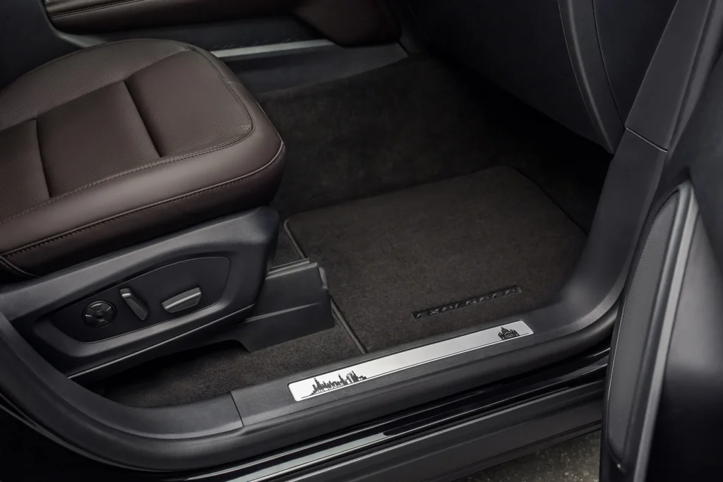 La Ford Explorer Papa León XIV es el nuevo papamóvil híbrido que conecta las raíces de Chicago con el Vaticano en un hito de personalización y tecnología.