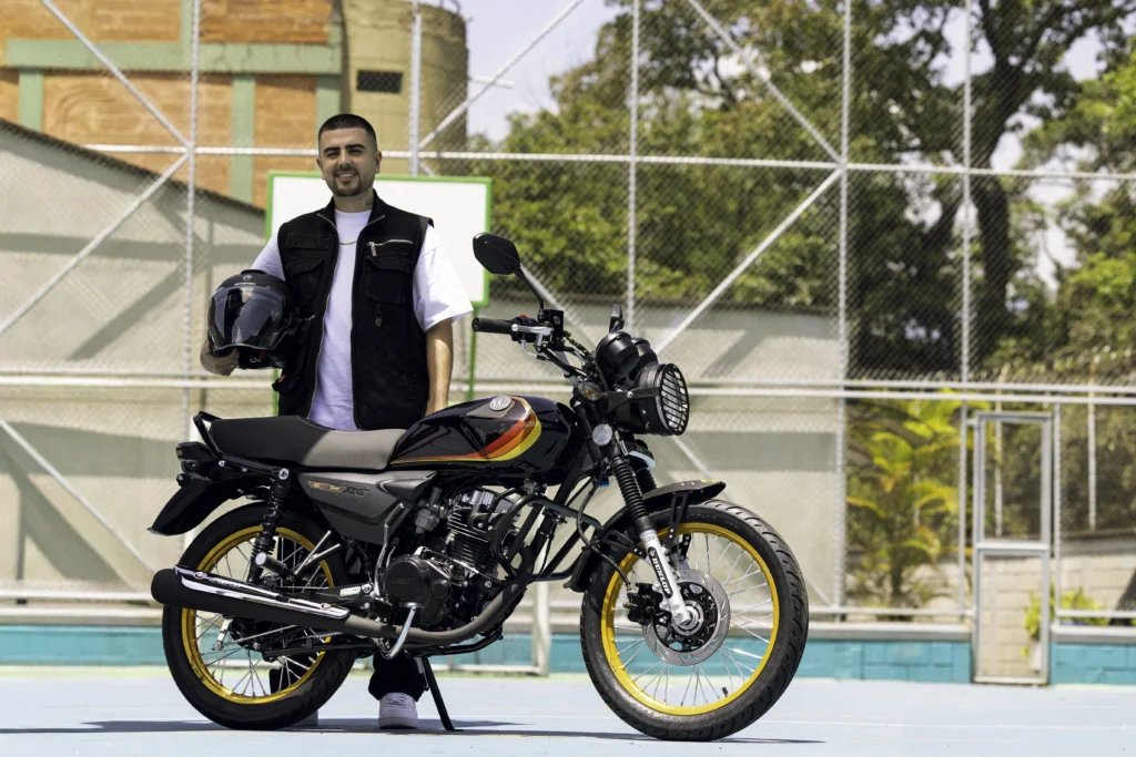 Descubre la Nueva AKT NKD Classic V3, la edición especial de la moto más vendida en Colombia con motor CGR y estética retro premium.