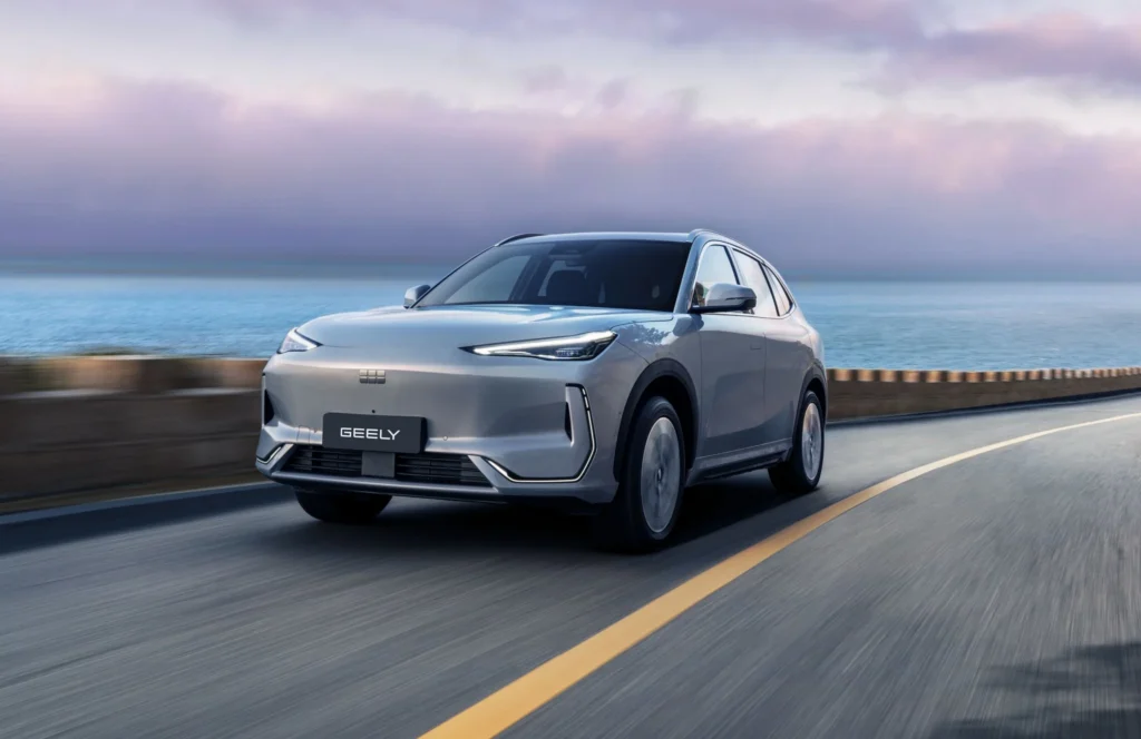 Coche Geely en carretera costera