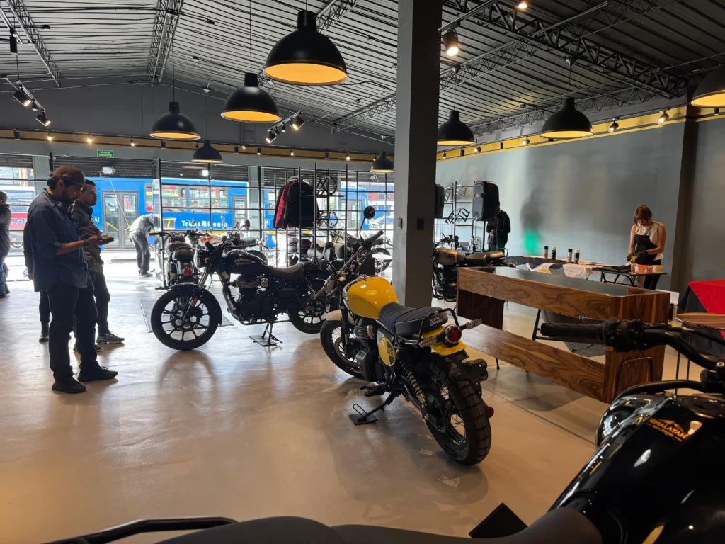 Descubre la Royal Enfield comunidad en Colombia, donde la pasión por el motociclismo se vive en cada rincón del país.