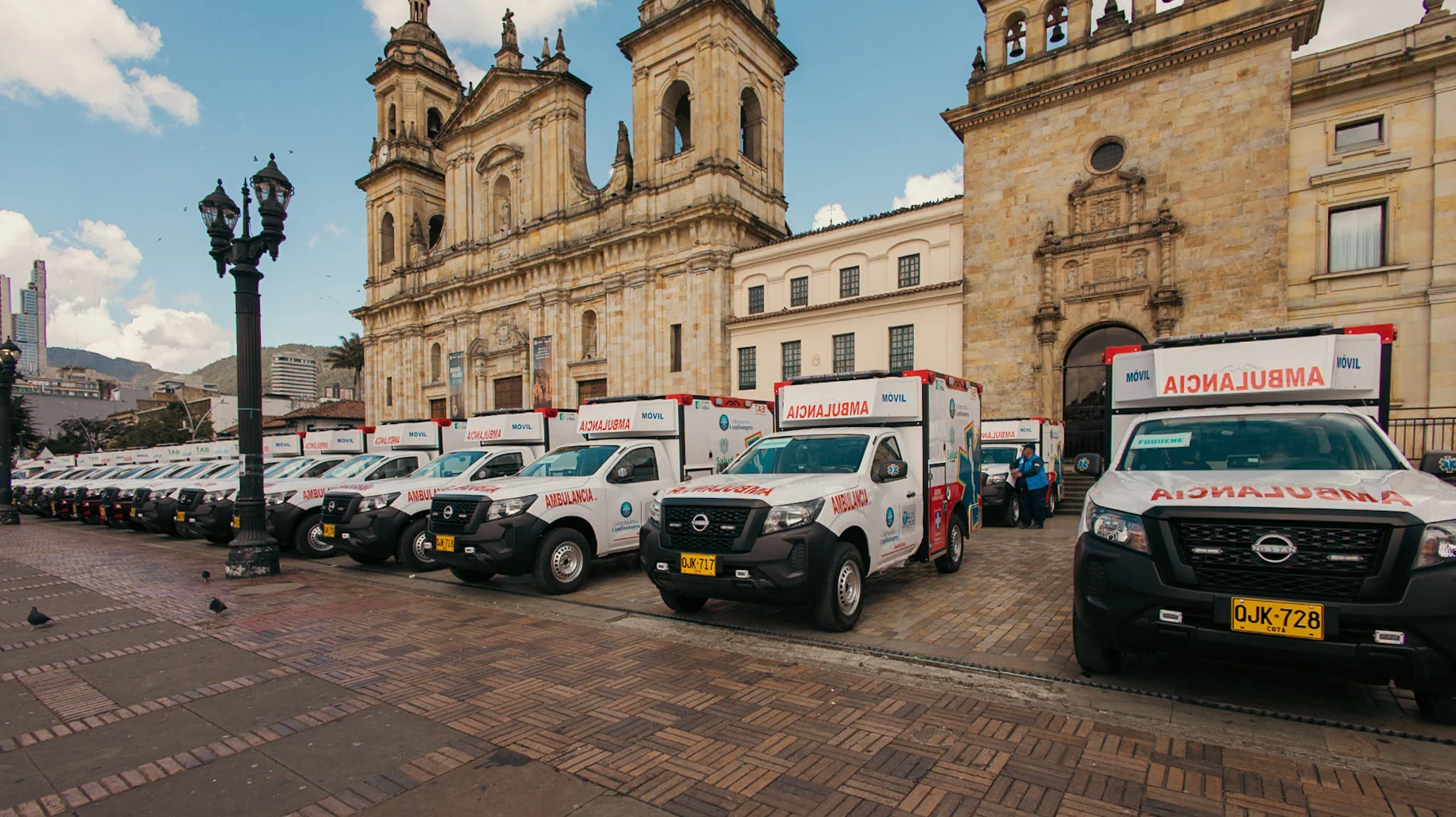 Descubre cómo la entrega de 47 ambulancias Nissan en Colombia fortalece la red de salud pública y mejora el transporte asistencial en todas las regiones.