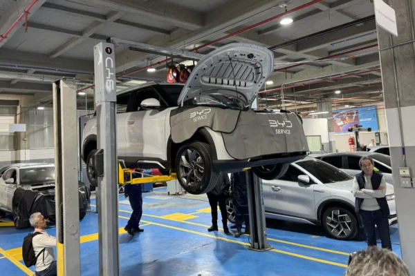 Descubra cómo el Servicio posventa BYD Colombia liderado por Motorysa optimiza procesos técnicos para liderar la movilidad eléctrica en el país.