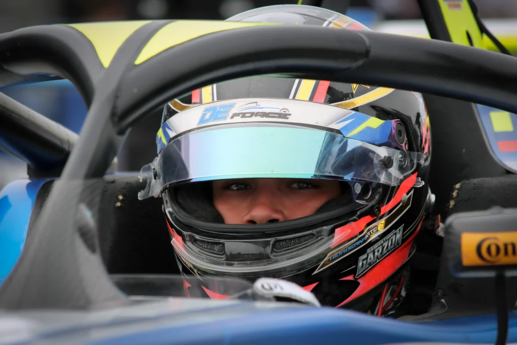Sebastián Garzón USF2000 domina en St. Petersburg 2026 con doble victoria y liderato absoluto. Conoce los detalles de su histórico debut con DEForce Racing.

