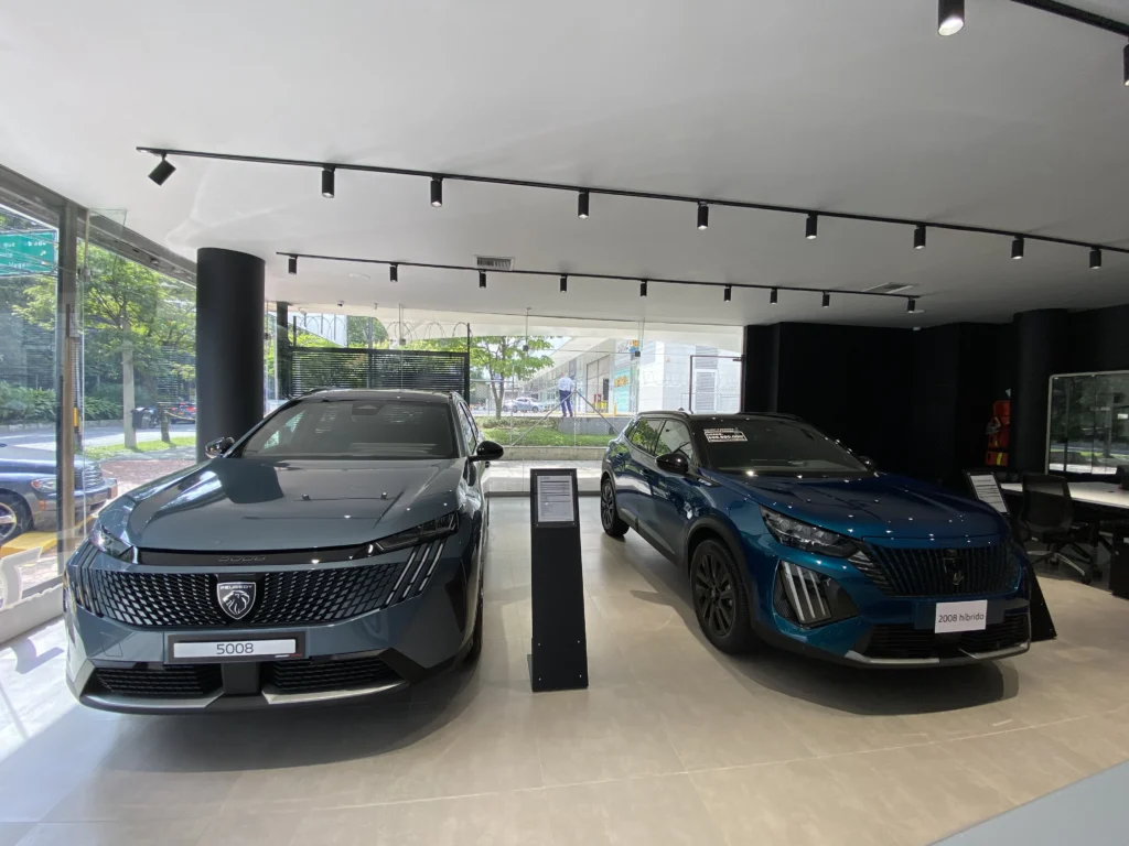 Automotor.co Una década liderando la innovación automotriz y la fuerza felina de Peugeot en Colombia 3 Automotor.co celebra diez años de innovación automotriz en Colombia, destacando la excelencia y el diseño vanguardista de Peugeot.