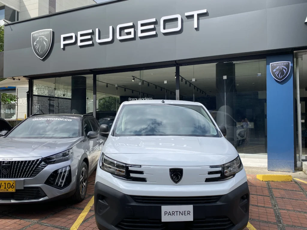 Automotor.co Una década liderando la innovación automotriz y la fuerza felina de Peugeot en Colombia 2 Automotor.co celebra diez años de innovación automotriz en Colombia, destacando la excelencia y el diseño vanguardista de Peugeot.