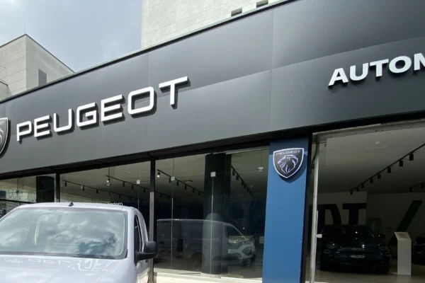 Automotor.co celebra diez años de innovación automotriz en Colombia, destacando la excelencia y el diseño vanguardista de Peugeot.