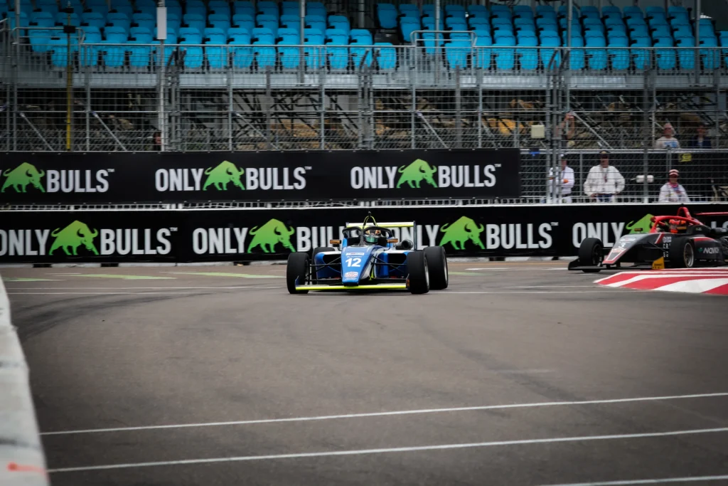 Sebastián Garzón USF2000 domina en St. Petersburg 2026 con doble victoria y liderato absoluto. Conoce los detalles de su histórico debut con DEForce Racing.
