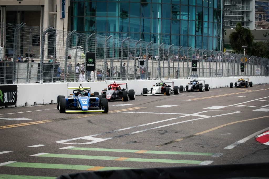 Sebastián Garzón USF2000 domina en St. Petersburg 2026 con doble victoria y liderato absoluto. Conoce los detalles de su histórico debut con DEForce Racing.
