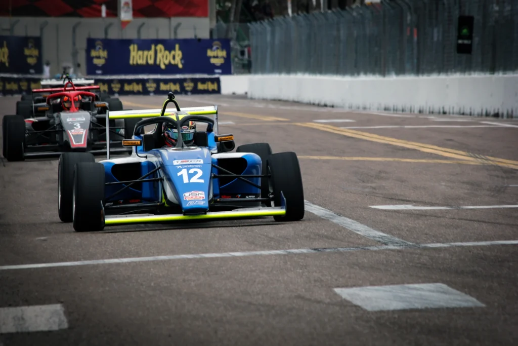 Sebastián Garzón USF2000 domina en St. Petersburg 2026 con doble victoria y liderato absoluto. Conoce los detalles de su histórico debut con DEForce Racing.
