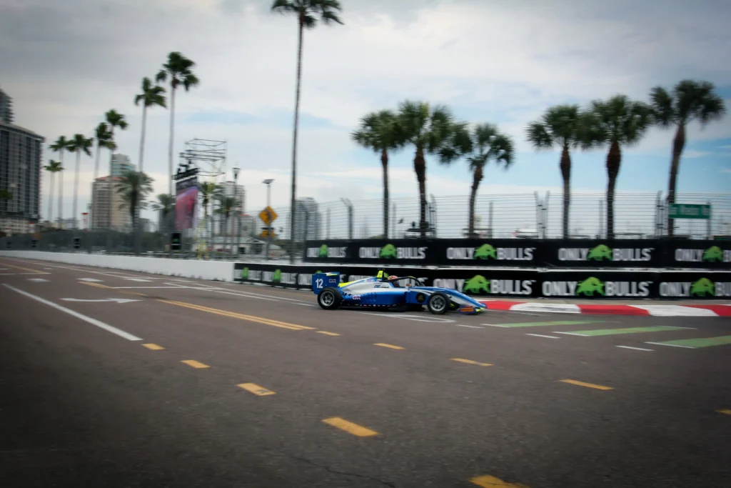 Sebastián Garzón USF2000 domina en St. Petersburg 2026 con doble victoria y liderato absoluto. Conoce los detalles de su histórico debut con DEForce Racing.
