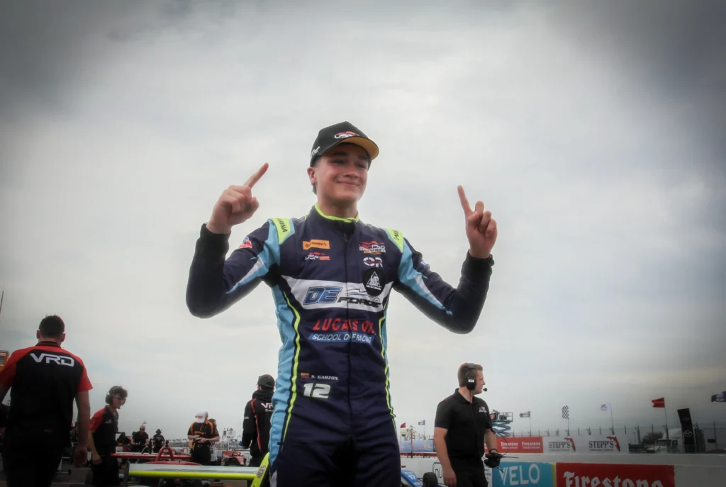 Sebastián Garzón USF2000 domina en St. Petersburg 2026 con doble victoria y liderato absoluto. Conoce los detalles de su histórico debut con DEForce Racing.

