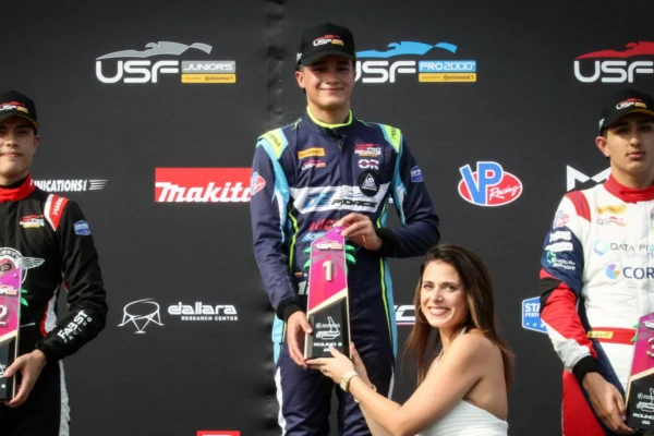 Sebastián Garzón USF2000 domina en St. Petersburg 2026 con doble victoria y liderato absoluto. Conoce los detalles de su histórico debut con DEForce Racing.