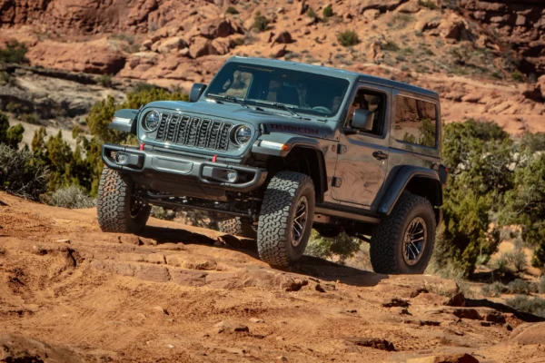 Descubre el legado de Jeep 85 años de aventura, desde el icónico Willys MA de 1941 hasta la consolidación de un estilo de vida todoterreno.