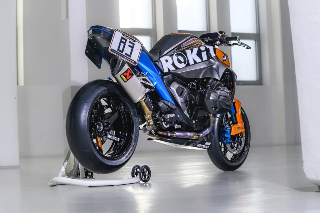Descubre la nueva BMW R 1300 R Superhooligan, una roadster de alto rendimiento que fusiona el legado de competición con tecnología de vanguardia.