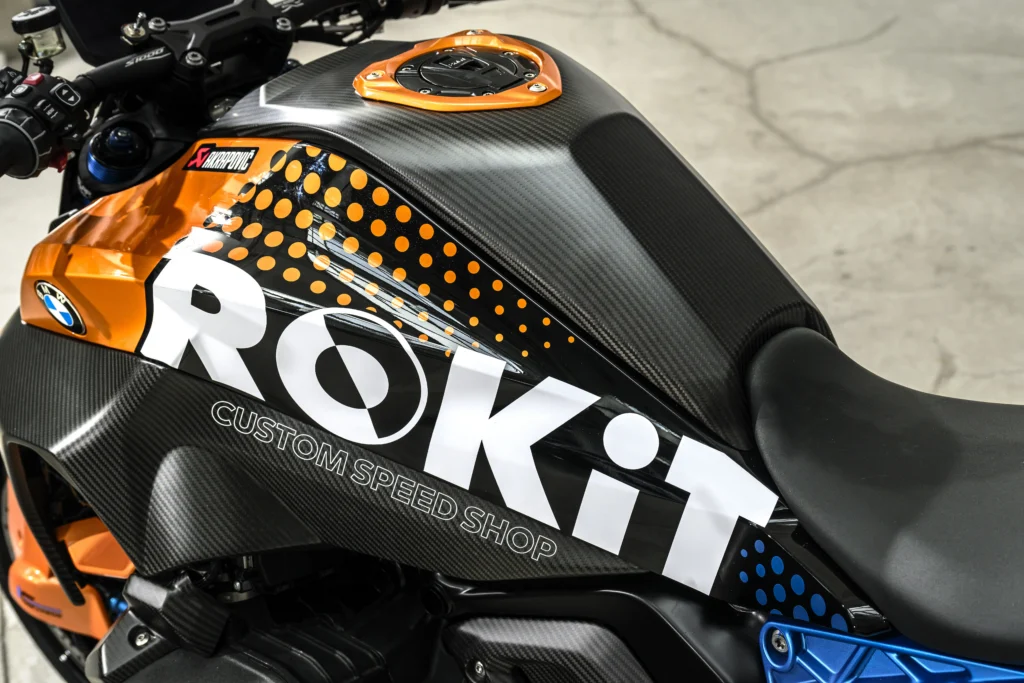 Descubre la nueva BMW R 1300 R Superhooligan, una roadster de alto rendimiento que fusiona el legado de competición con tecnología de vanguardia.