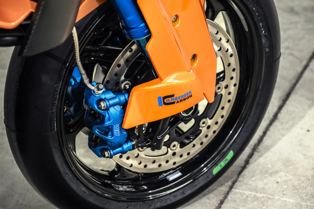 Descubre la nueva BMW R 1300 R Superhooligan, una roadster de alto rendimiento que fusiona el legado de competición con tecnología de vanguardia.