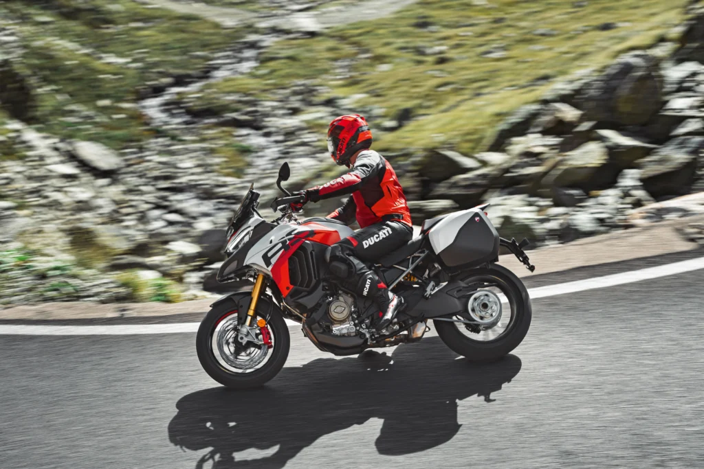 Ducati RS 2026: El Centenario de la Excelencia Italiana Desembarca con Potencia y Exclusividad 3 Descubre la nueva Ducati RS 2026 Colombia, una gama que celebra 100 años de ingeniería italiana con potencia, exclusividad y tecnología de MotoGP.