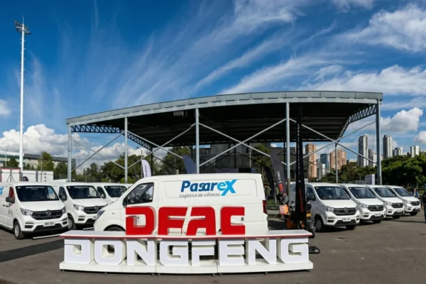 Optimiza tu flota con los Vehículos comerciales DFAC Dongfeng a gas natural, la solución de Pasarex para una logística sostenible en Colombia.