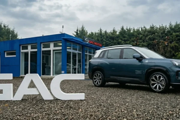 Conoce la nueva alianza GAC Millonarios FC y el exclusivo AION V, una edición limitada que redefine la movilidad eléctrica en el fútbol colombiano.