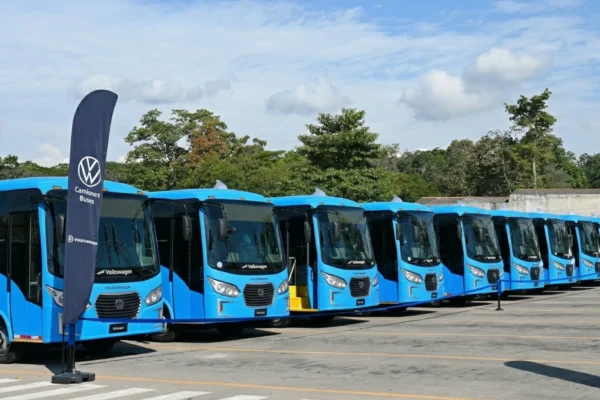 La flota de buses Volkswagen Euro 6 llega a Santander para revolucionar el transporte con tecnología de vanguardia y sostenibilidad.