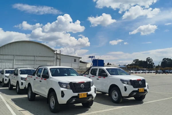 Camiones blancos en un estacionamiento.