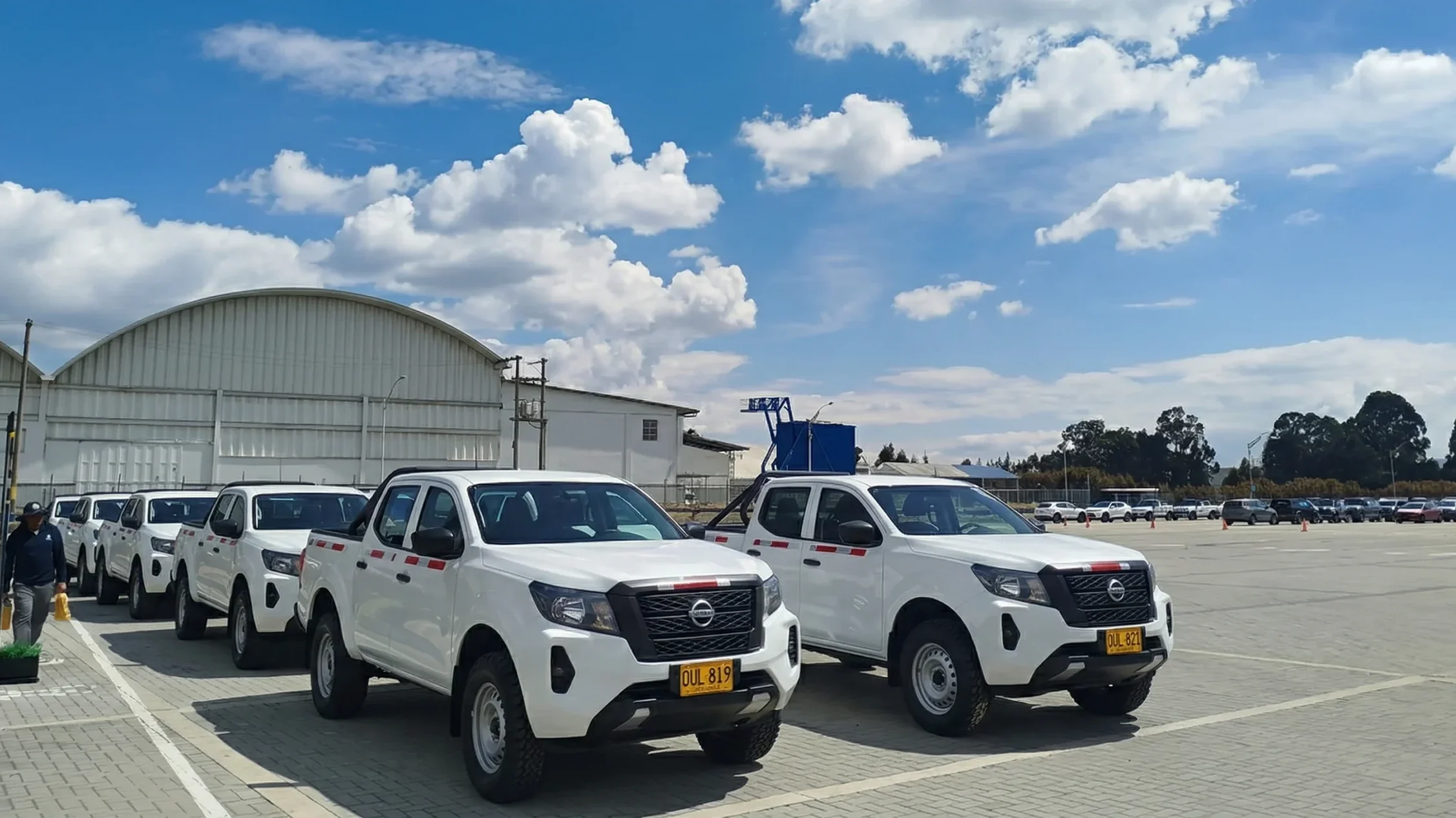 Camiones blancos en un estacionamiento.