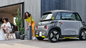 El Opel Rocks-e redefine la movilidad urbana como un cuadriciclo eléctrico ágil, sostenible y con auténtico ADN alemán.