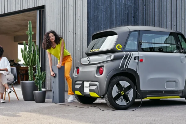 El Opel Rocks-e redefine la movilidad urbana como un cuadriciclo eléctrico ágil, sostenible y con auténtico ADN alemán.