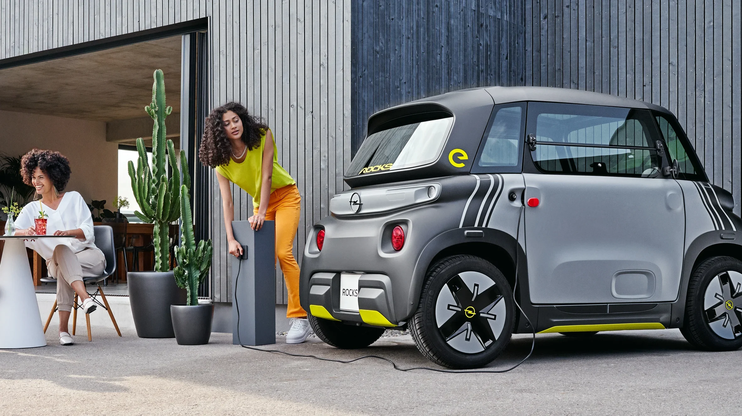 El Opel Rocks-e redefine la movilidad urbana como un cuadriciclo eléctrico ágil, sostenible y con auténtico ADN alemán.