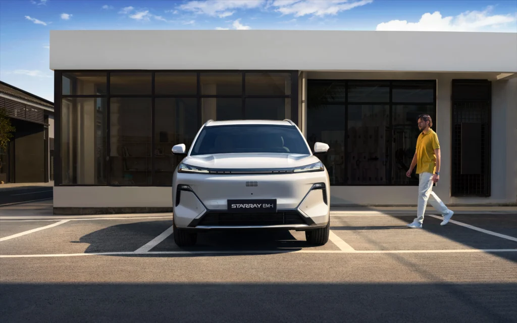 Geely Starray EM-i La revolución híbrida enchufable que transforma la movilidad sostenible en Colombia 3 Descubre el nuevo Geely Starray EM-i, el SUV híbrido enchufable que redefine la movilidad sostenible en Colombia con tecnología de vanguardia y gran autonomía.
